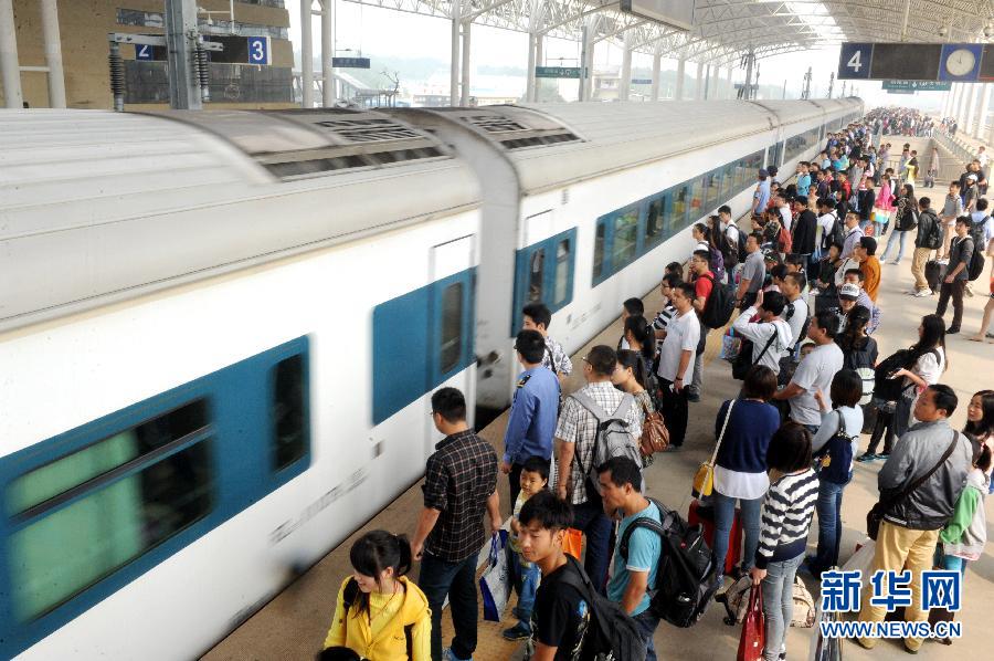 10月6日，在安徽銅陵火車站，大批旅客在站臺(tái)上等候乘車。