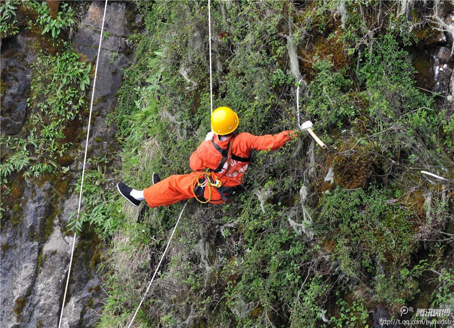 記者了解到，彭文才下到崖壁最深的地方有200多米，往返作業(yè)一次一般都在3小時(shí)左右，每年下崖80多次