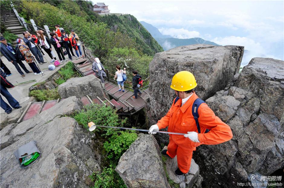 彭文才在撿拾垃圾。