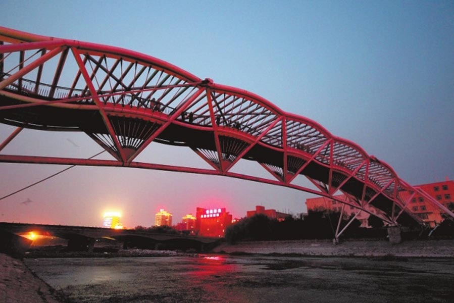 此前三座橋黑燈瞎火，許多人為此不敢從此過。