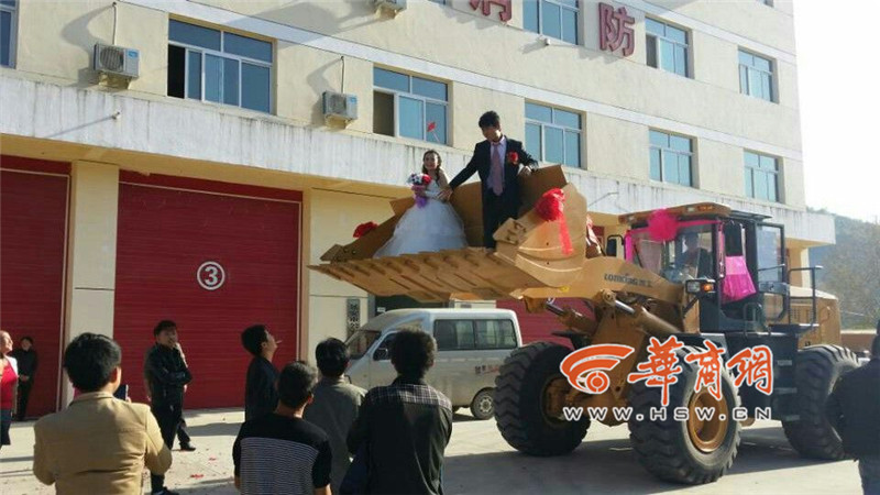 陜西小伙開(kāi)8臺(tái)裝載機(jī)接新娘。