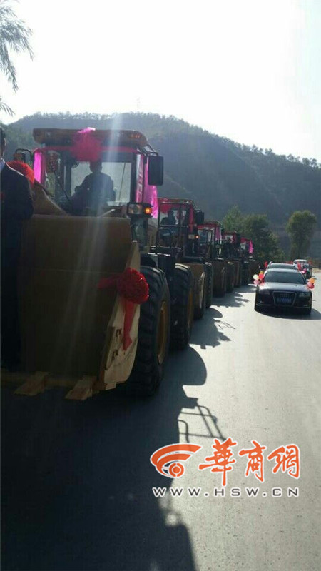 陜西小伙開(kāi)8臺(tái)裝載機(jī)接新娘。