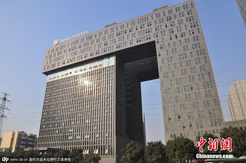 鄭州又現(xiàn)奇葩建筑 大門酷似“大褲衩” 鄭州又現(xiàn)奇葩建筑 大門酷似“大褲衩”