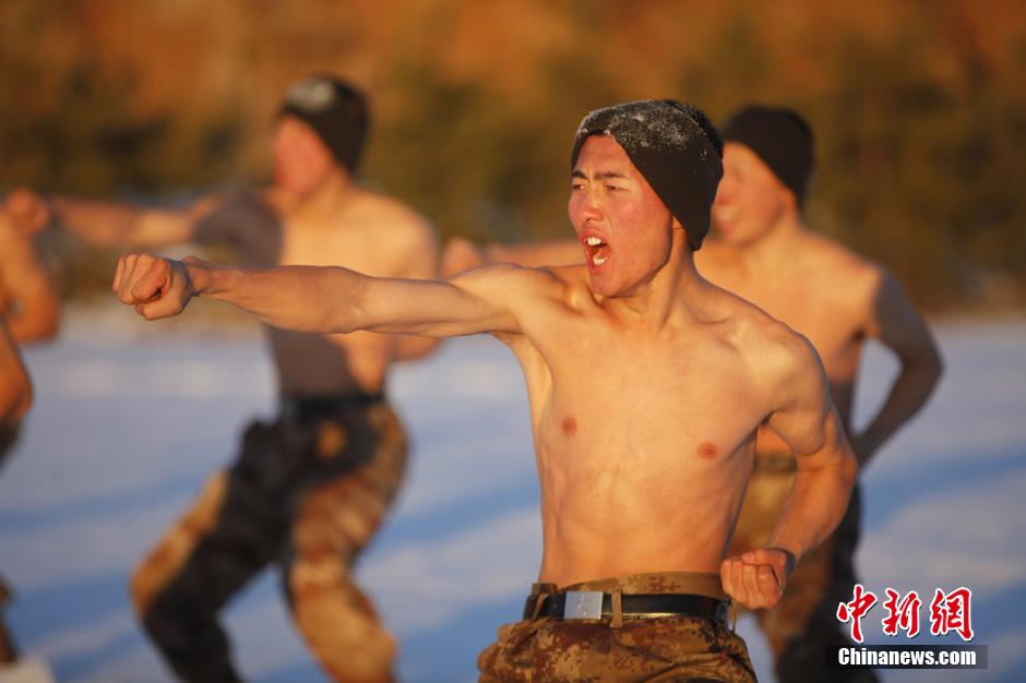 邊防官兵零下10度赤膊進行雪浴抗寒訓(xùn)練