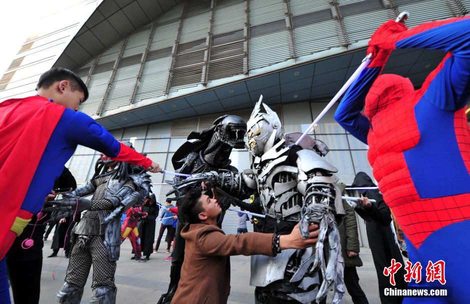 “復(fù)仇者聯(lián)盟”與人類共戰(zhàn)“異形”霧霾軍團