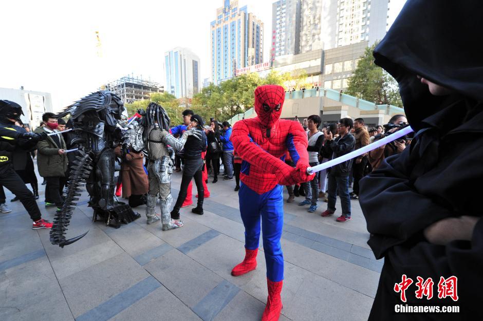 “復(fù)仇者聯(lián)盟”與人類共戰(zhàn)“異形”霧霾軍團