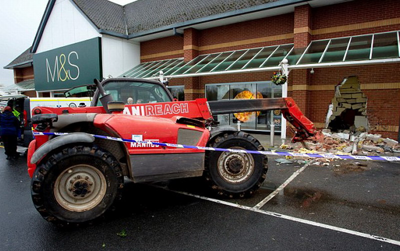 劫匪用偷來的挖掘機砸穿伍斯特郡莫爾文Marks &Spencer連鎖店的圍墻 劫匪用偷來的挖掘機砸穿伍斯特郡莫爾文Marks &Spencer連鎖店的圍墻