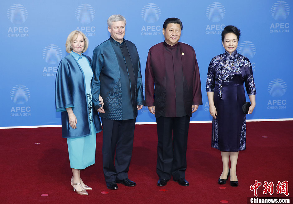 圖為習近平夫婦歡迎加拿大總理哈珀夫婦。中新社發(fā) 杜洋 攝