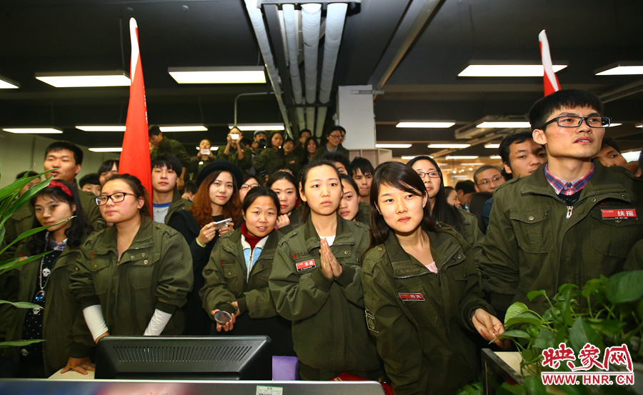 很多員工注視著屏幕上不斷攀升的銷售額，期望能創(chuàng)下新高