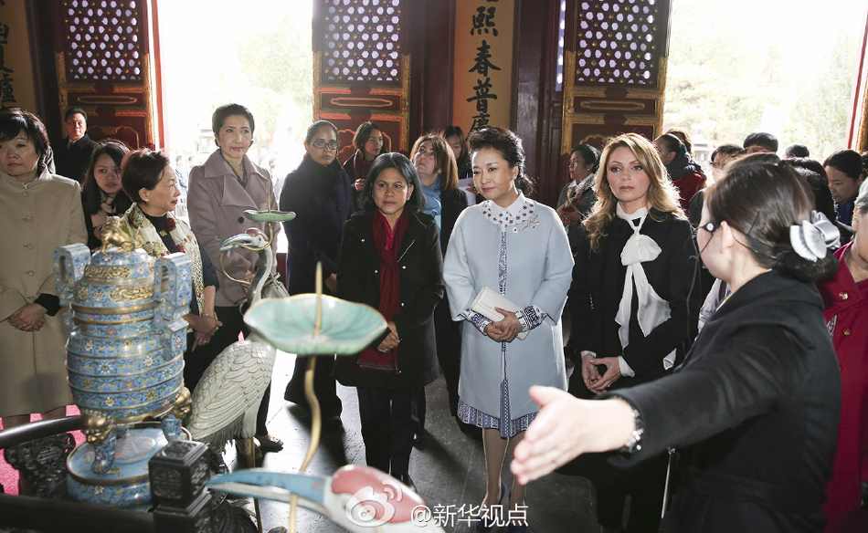 彭麗媛11日邀請來華出席2014年APEC領導人非正式會議的部分經濟體領導人或代表的夫人參觀世界文化