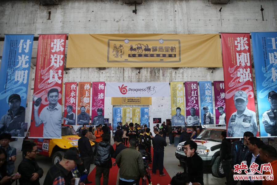 11月11日，河南30年賽車(chē)歷程《賽車(chē)手眼里的世界》攝影展開(kāi)展。