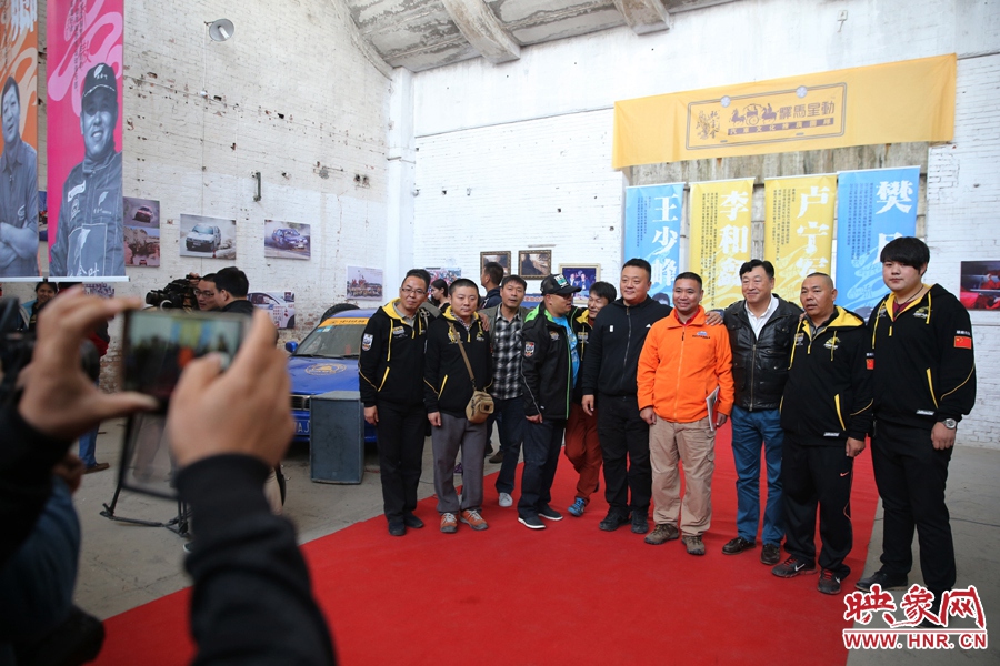 新老賽車(chē)手歡聚一堂。