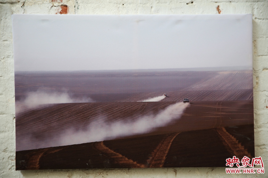 賽車(chē)的世界、更是男人的世界。圖為部分參展攝影作品。