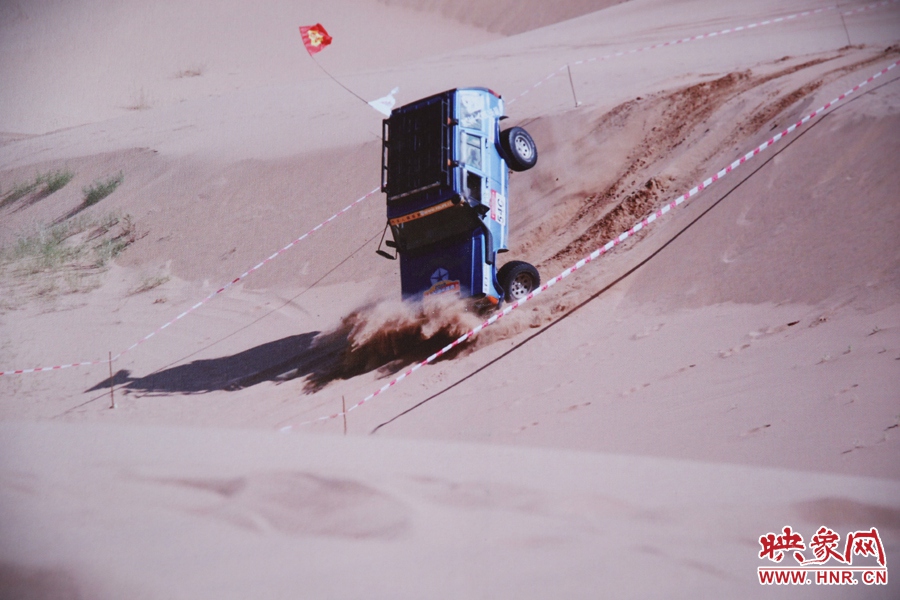 賽車(chē)的世界、更是男人的世界。圖為部分參展攝影作品。