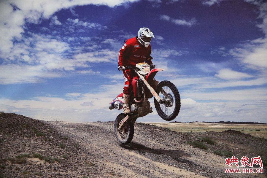 賽車(chē)的世界、更是男人的世界。圖為部分參展攝影作品。