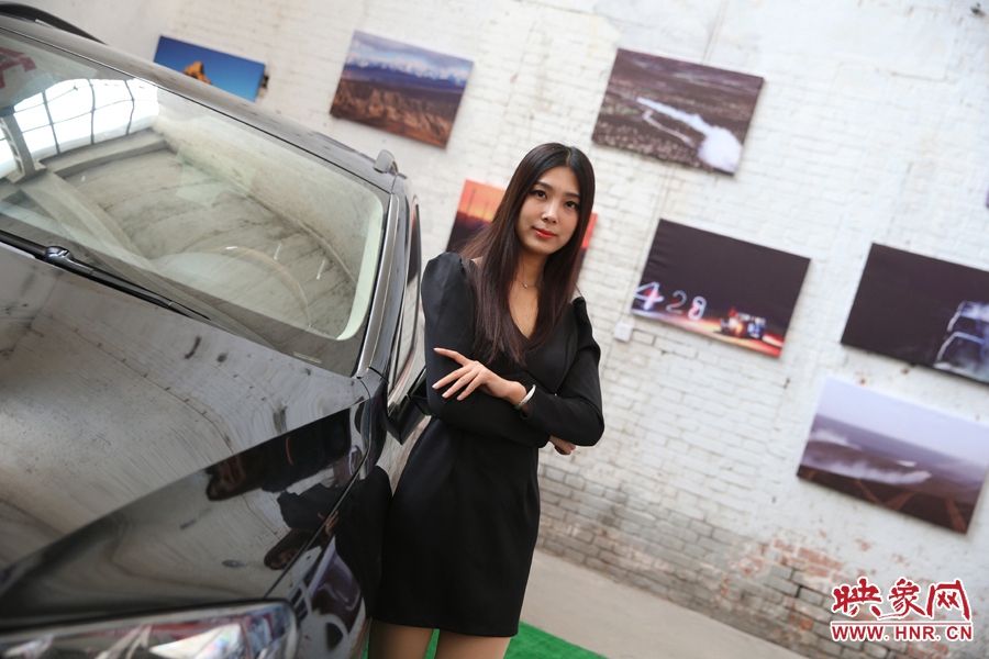 姐是車(chē)模，賽車(chē)的車(chē)。