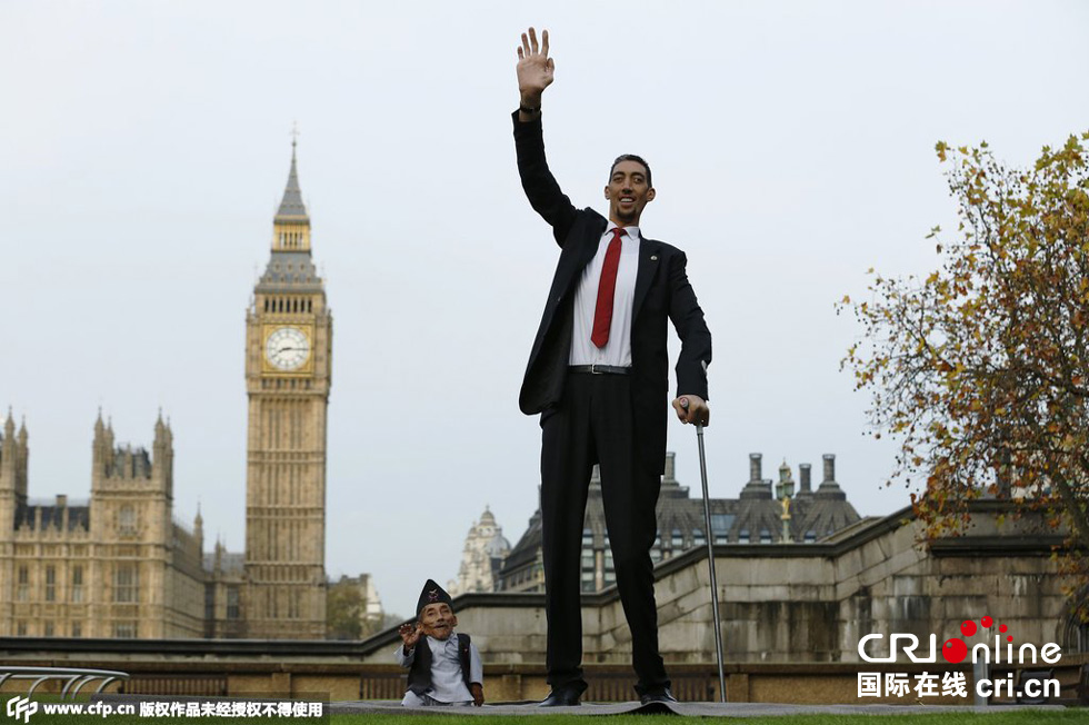 當(dāng)?shù)貢r(shí)間2014年11月13日，英國倫敦，世界上最矮的男子錢德拉·巴哈杜爾·唐吉與世界上最高的男子蘇