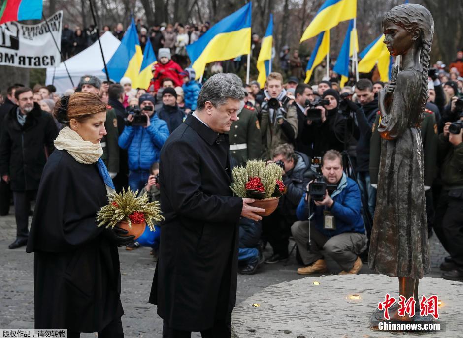 當(dāng)?shù)貢r間2014年11月22日，烏克蘭基輔，民眾舉行儀式紀(jì)念1932-1933烏克蘭大饑荒81周年