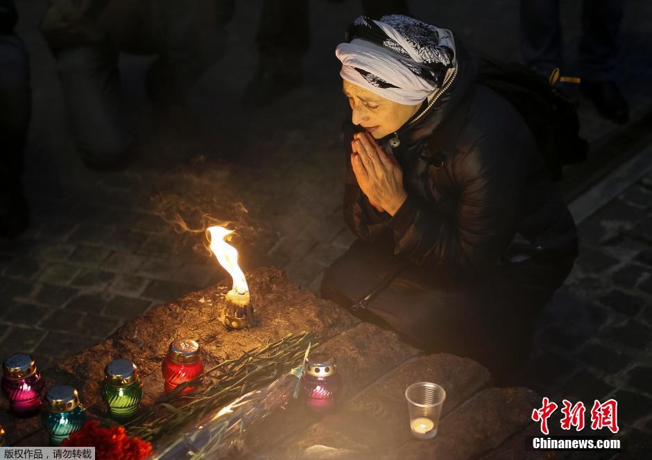 當(dāng)?shù)貢r間2014年11月22日，烏克蘭基輔，民眾舉行儀式紀(jì)念1932-1933烏克蘭大饑荒81周年