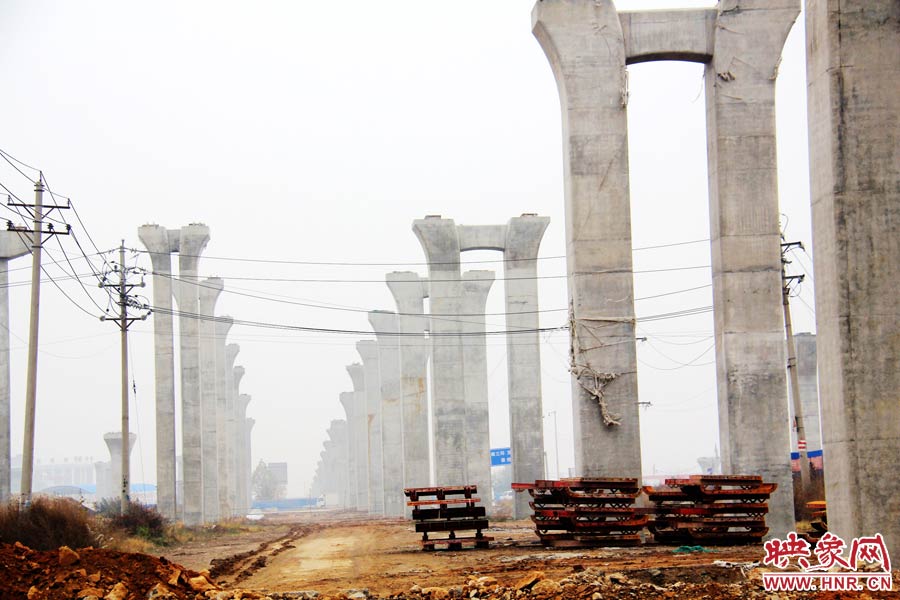 南北方向已架起數(shù)百根橋墩，一眼望不到邊際。