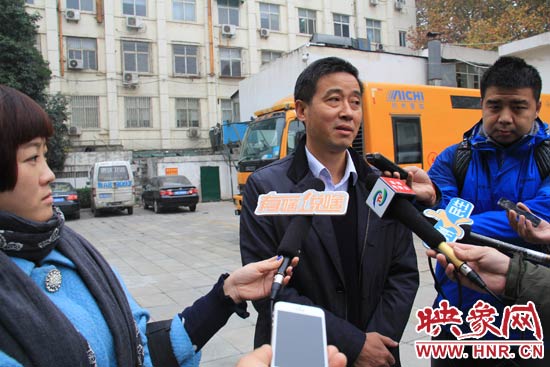 鄭州城市管理局行政執(zhí)法監(jiān)察支隊(duì)二大隊(duì)副大隊(duì)長杜陸水就“河南省人民會(huì)堂違法戶外廣告”一事，接受媒體采訪