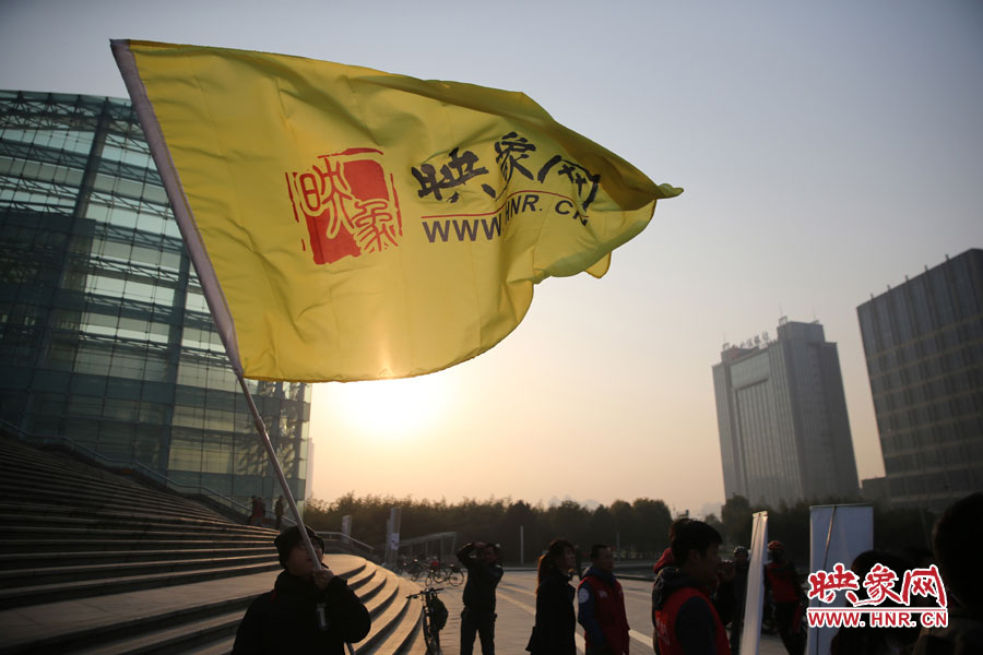 在映象網(wǎng)旗幟的召喚下，車友們匯聚在鄭東新區(qū)。