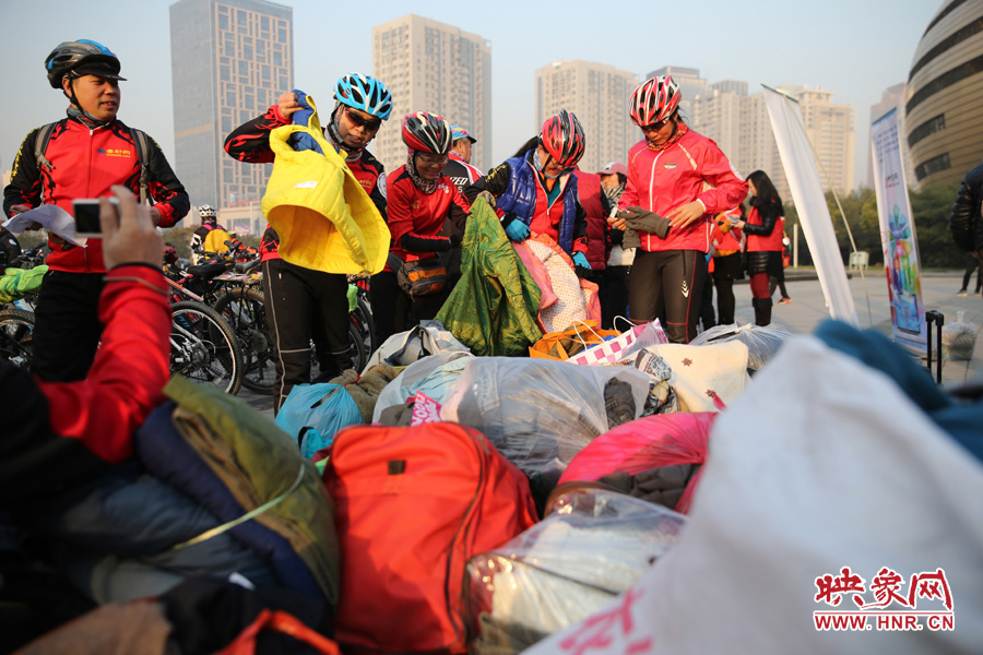 15捐贈(zèng)之前，再試穿一下老式花棉襖