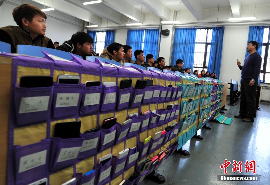 河北一大學拒絕“課堂低頭族” 學生上課“人機分離” 河北一大學拒絕“課堂低頭族” 學生上課“人機分離”