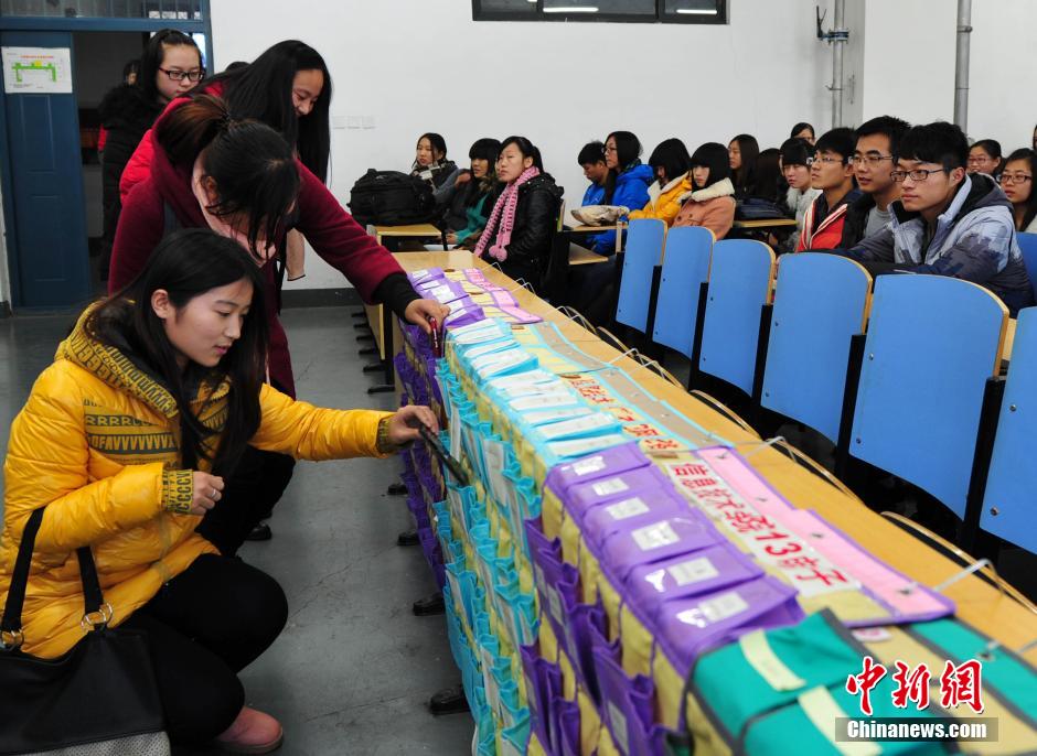 河北一大學拒絕“課堂低頭族” 學生上課“人機分離” 河北一大學拒絕“課堂低頭族” 學生上課“人機分離”