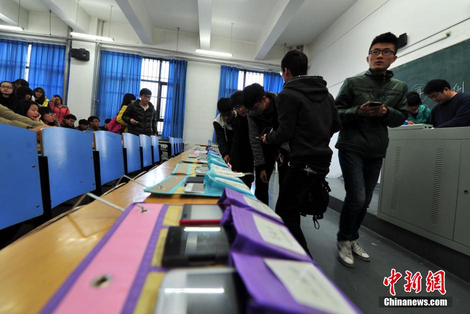 河北一大學拒絕“課堂低頭族” 學生上課“人機分離” 河北一大學拒絕“課堂低頭族” 學生上課“人機分離”