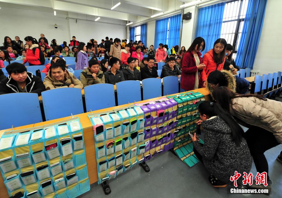 河北一大學拒絕“課堂低頭族” 學生上課“人機分離” 河北一大學拒絕“課堂低頭族” 學生上課“人機分離”