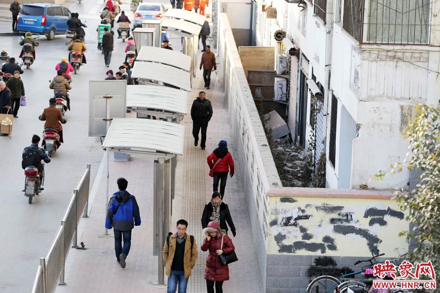 墻內(nèi)扔著垃圾，墻面上涂滿了牛皮癬小廣告，異常顯眼。