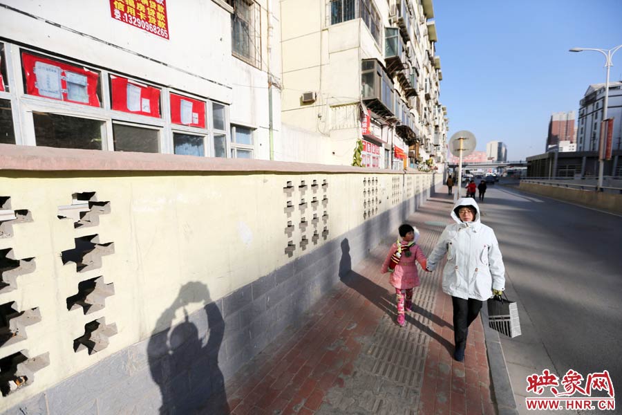 市民從墻外走過。