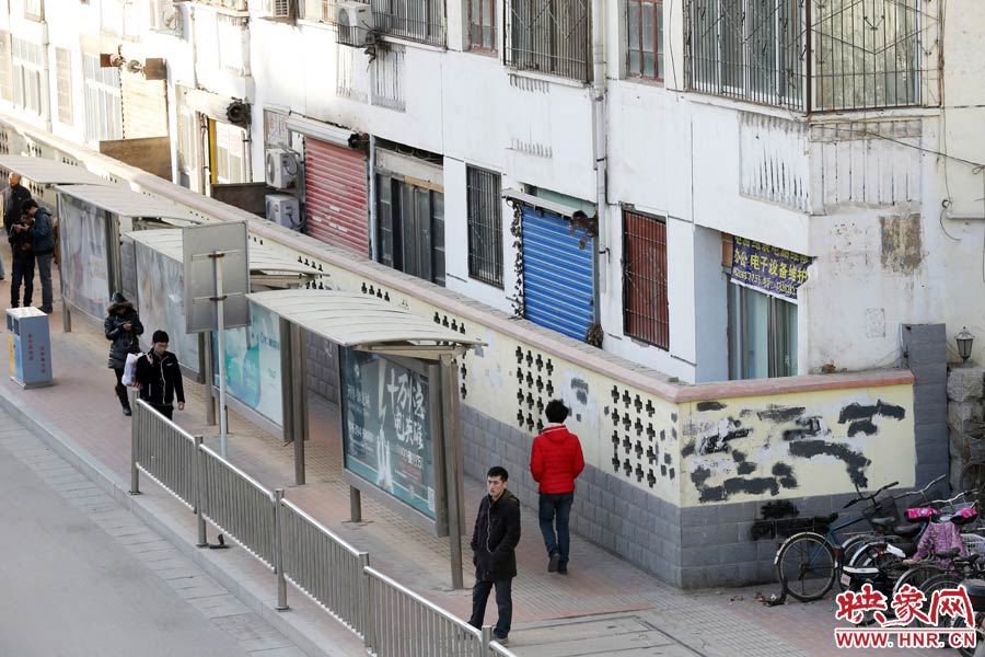 圍墻外是一處公交站牌。