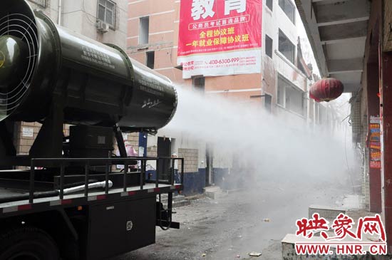 針對(duì)造成霧霾的主兇“建筑工地?fù)P塵”，“霧炮車”降塵除塵效果能到到80%。