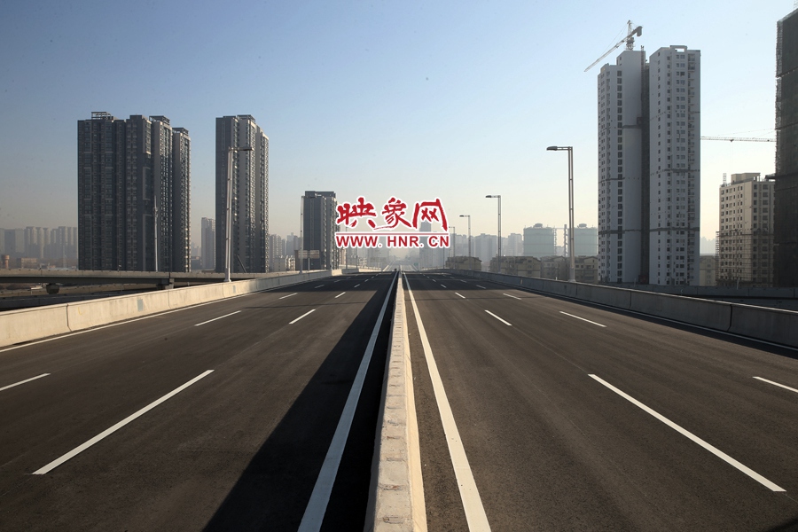 隴海高架過西三環(huán)進入市區(qū)。