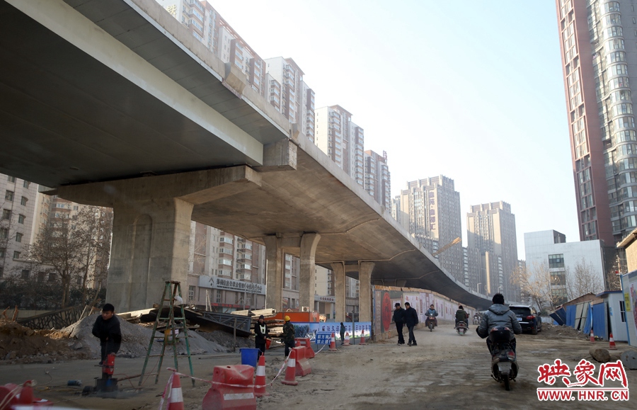 由西向東方向，嵩山南路出口以東，仍在緊張施工中。