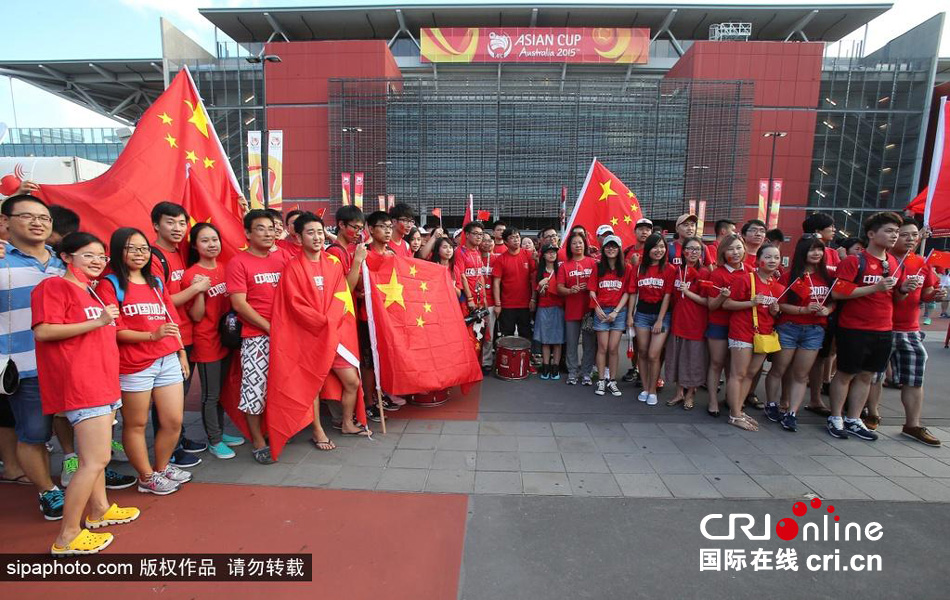 北京時間1月10日，中國隊迎來亞洲杯首場比賽，賽前中國球迷揮舞國旗進場，為國足助威。