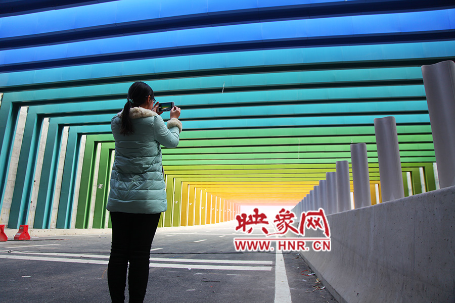 一女孩拿出手機拍照。