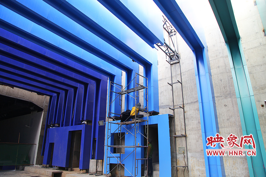 工人還在緊張施工。