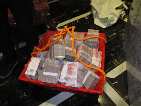 不少農(nóng)民工的工資是用籮筐挑走的。