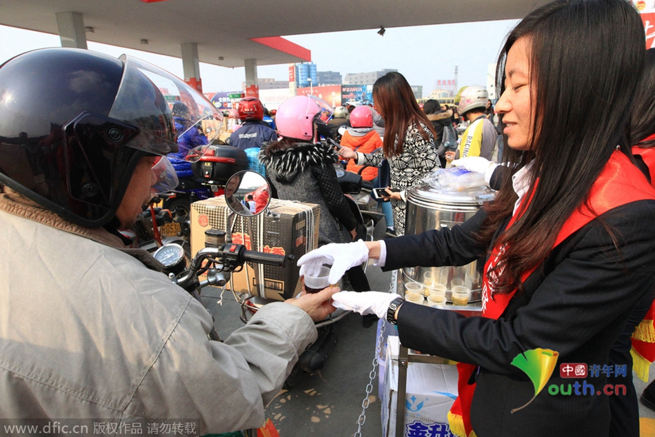 2015年2月10日，廣東佛山，順德龍山加油站為返鄉(xiāng)摩托車免費加油。
