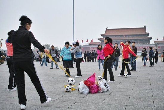 大媽天安門前跳廣場舞 3分鐘后被工作人員叫停 大媽天安門前跳廣場舞 3分鐘后被工作人員叫停