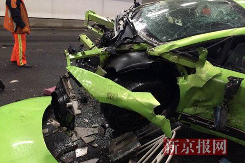 一輛蘭博基尼與一輛法拉利發(fā)生事故，現(xiàn)場狀況慘烈