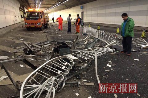 一輛蘭博基尼與一輛法拉利發(fā)生事故，現(xiàn)場狀況慘烈