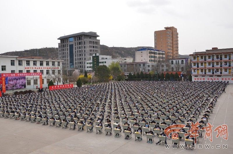 陜西宜川中學(xué)1700多考生操場(chǎng)考試 陜西宜川中學(xué)1700多考生操場(chǎng)考試