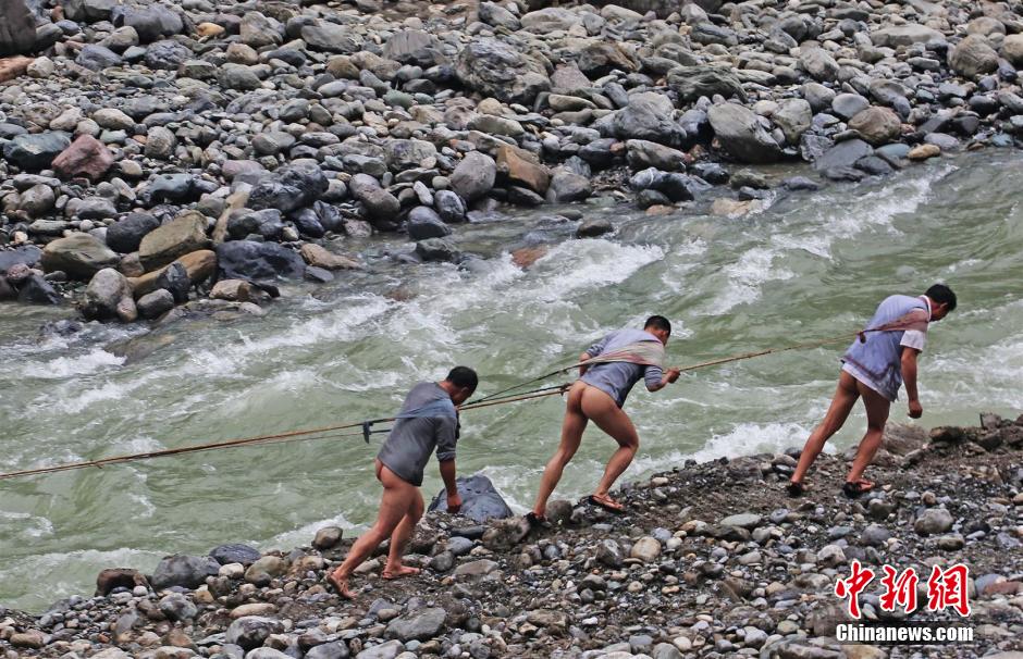 圖為原始古樸的纖夫拉纖。