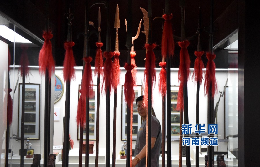 4月26日，參觀者在兵器展覽館內(nèi)參觀。