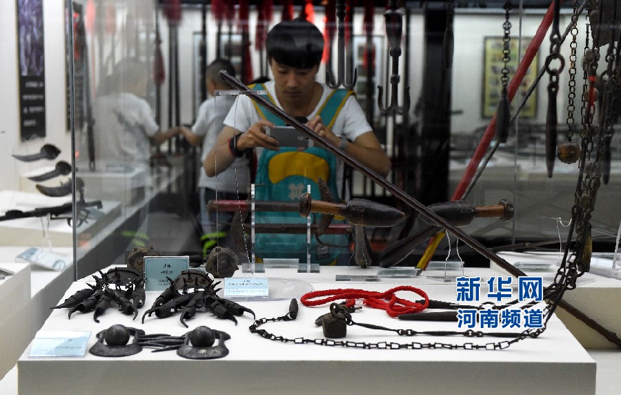 4月26日，參觀者在兵器展覽館內(nèi)拍攝展品。