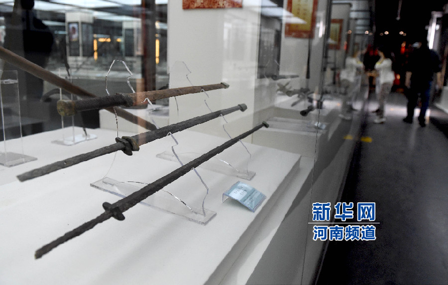 4月26日，參觀者在兵器展覽館內(nèi)參觀。